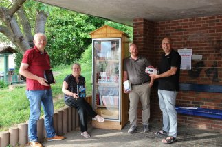 Bücherschrank in Lützelhausen bei der Einweihung