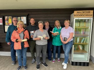 Bücherschrank in Waldrode bei der Einweihung