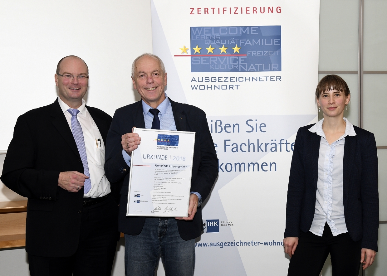 Bürgermeister Albert Ungermann erhält aus den Händen von Hr. Dr. Gunther Quidde (Geschäftsführer IHK) die Urkunde