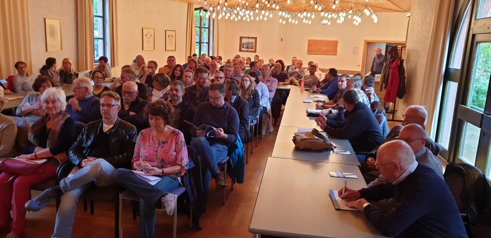 Viele Bürger bei einer Versammlung in der Zehntscheune, Rathaus Altenhaßlau