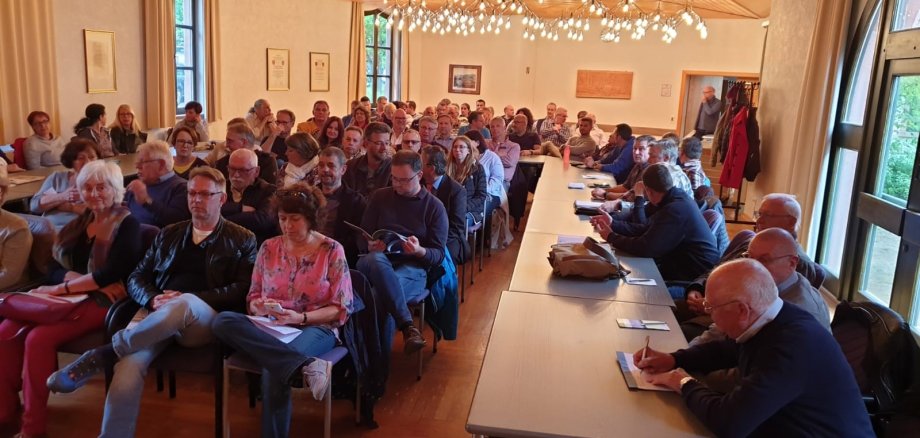 Viele Bürger bei einer Versammlung in der Zehntscheune, Rathaus Altenhaßlau