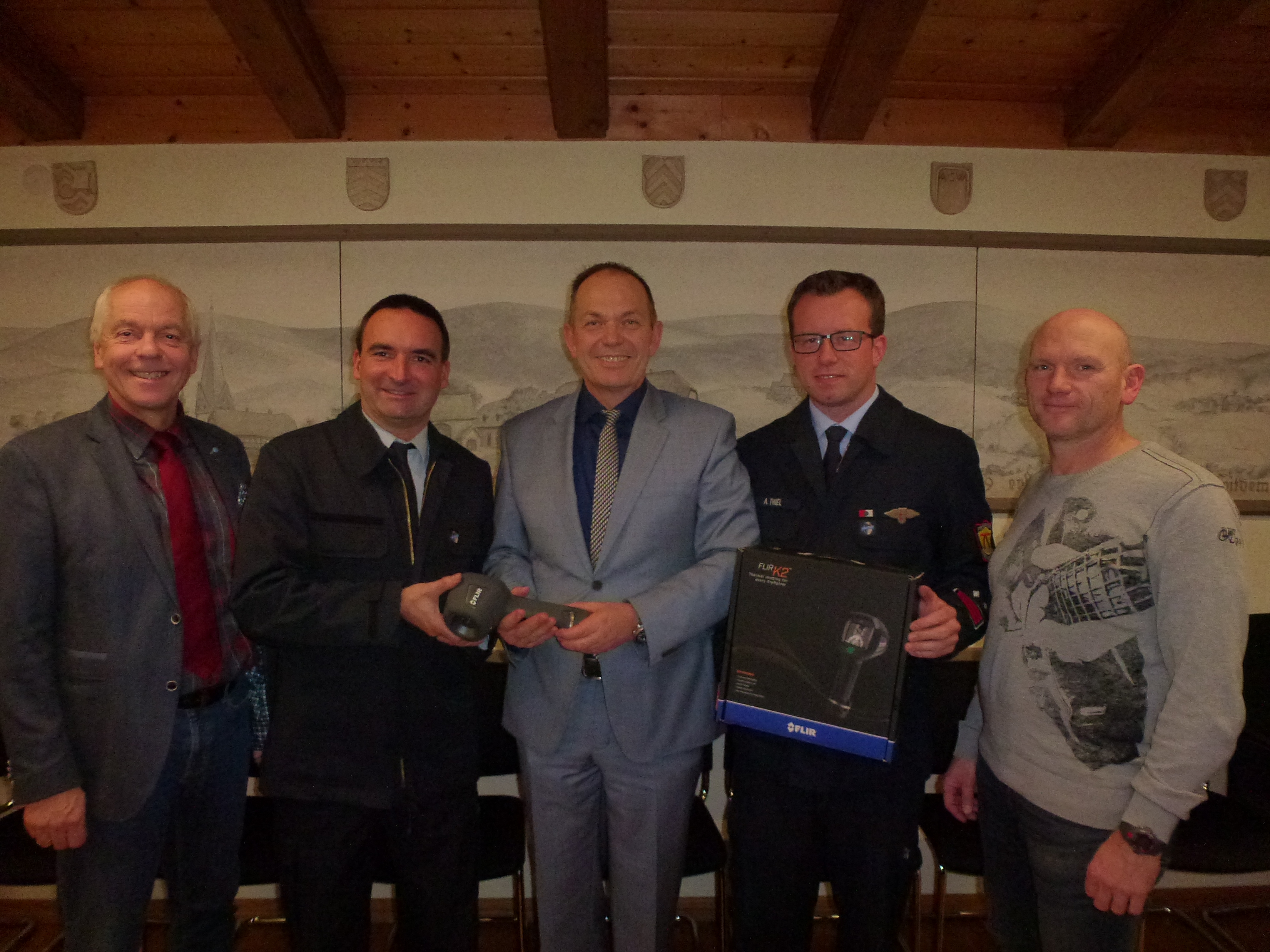 Bürgermeister Albert Ungermann, Gemeindebrandinspektor Markus Betz, Martin Eifert, 2. stellvertr. Gemeindebrandinspektor Andreas Thiel, Amtsleiter Ordnungsamt Alexander Schrempf halten die von der SV Versicherung gespendete Wärembildkamera in den Händen.