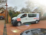 Bürgerbus der Gemeinde Linsengericht auf dem Parkplatz im Gegenlicht