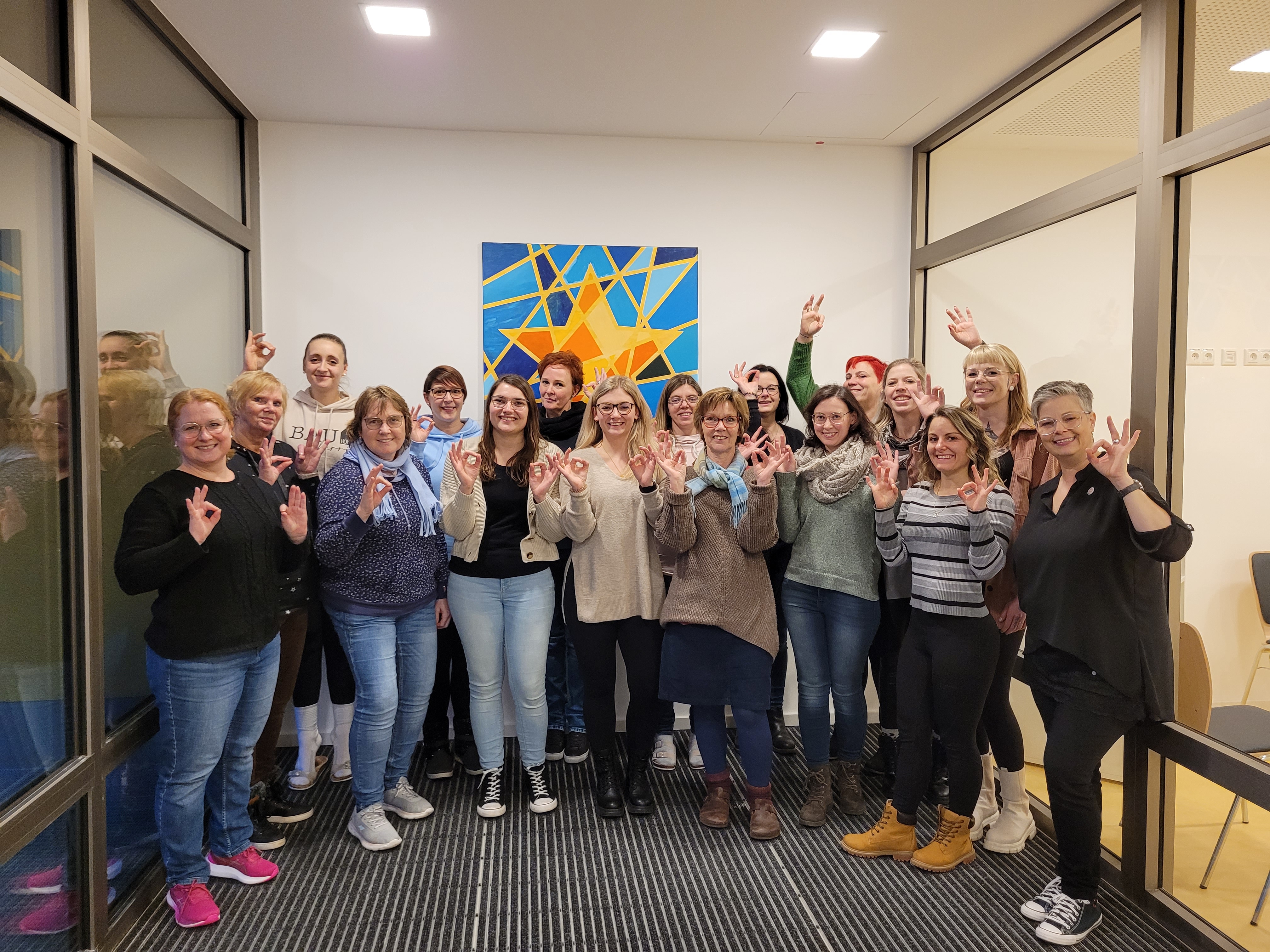 17 Teilnehmer des Workshops im Flur der Einrichtung stehend
