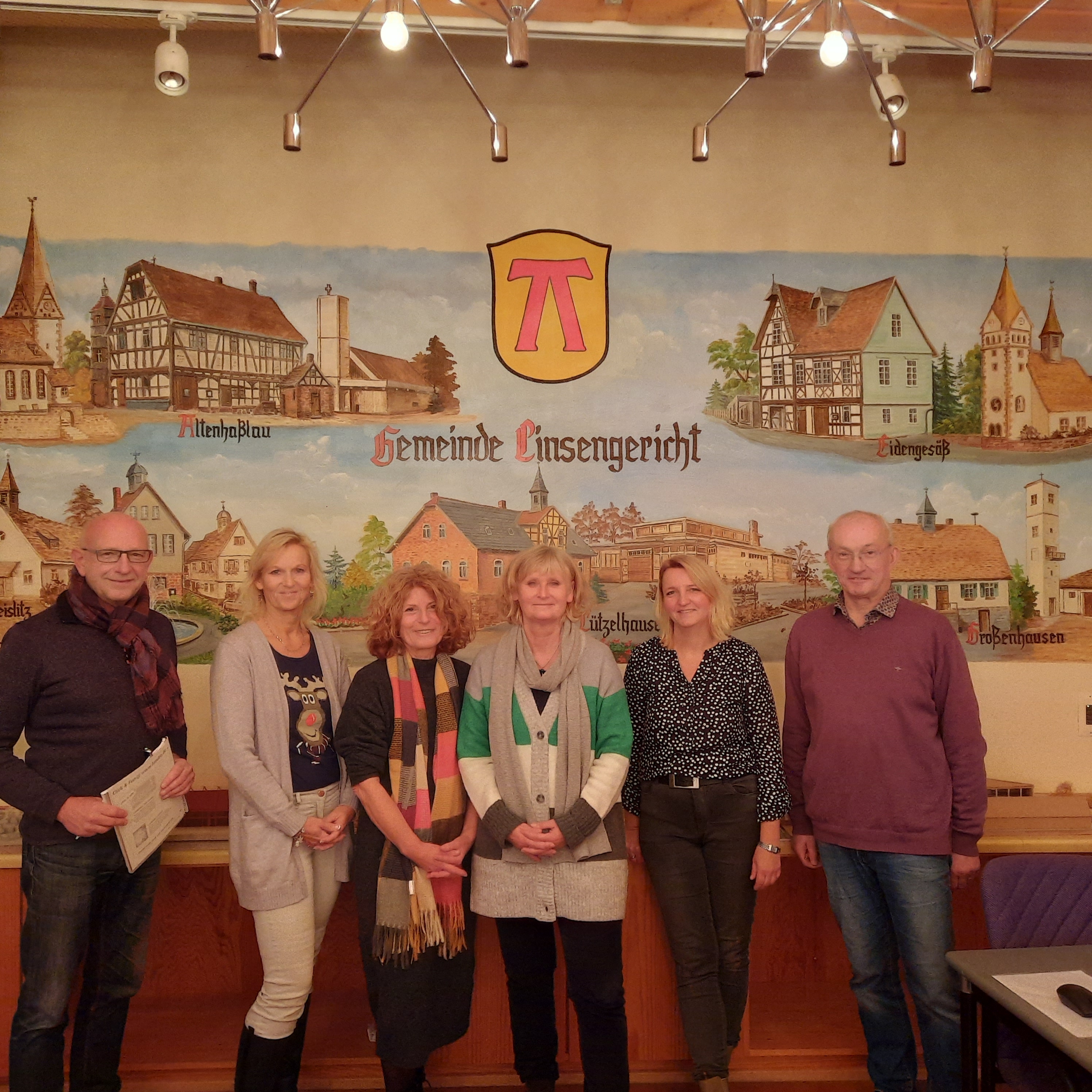 Die Jury des Fotowettbewerbs  vor einem Wandbild in der Zehntscheune am Rathaus Altenhaßlau