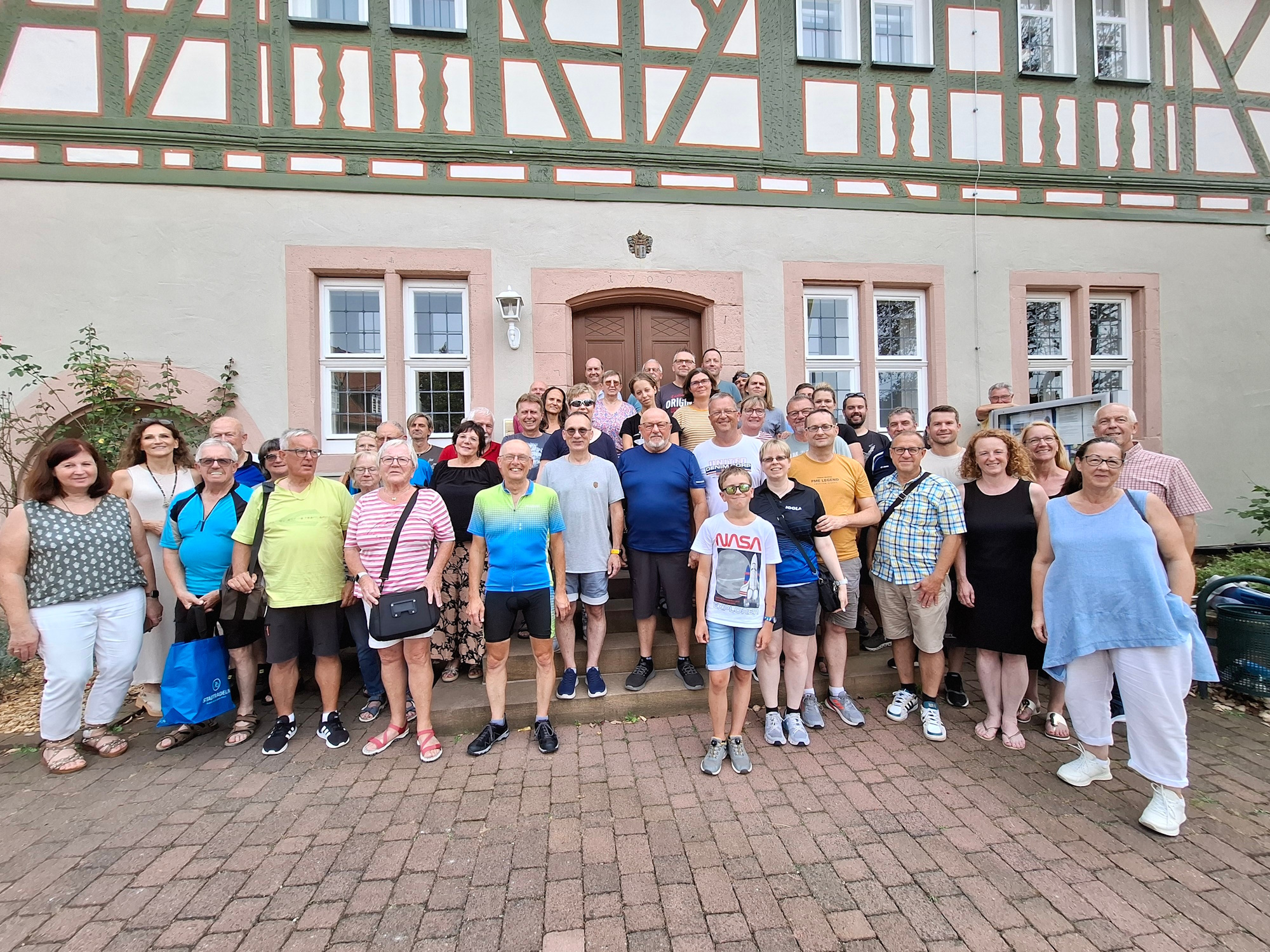 Teilnehmer der Siegerehrung zum Stadtradeln auf der Treppe vor dem Rathaus Linsengericht