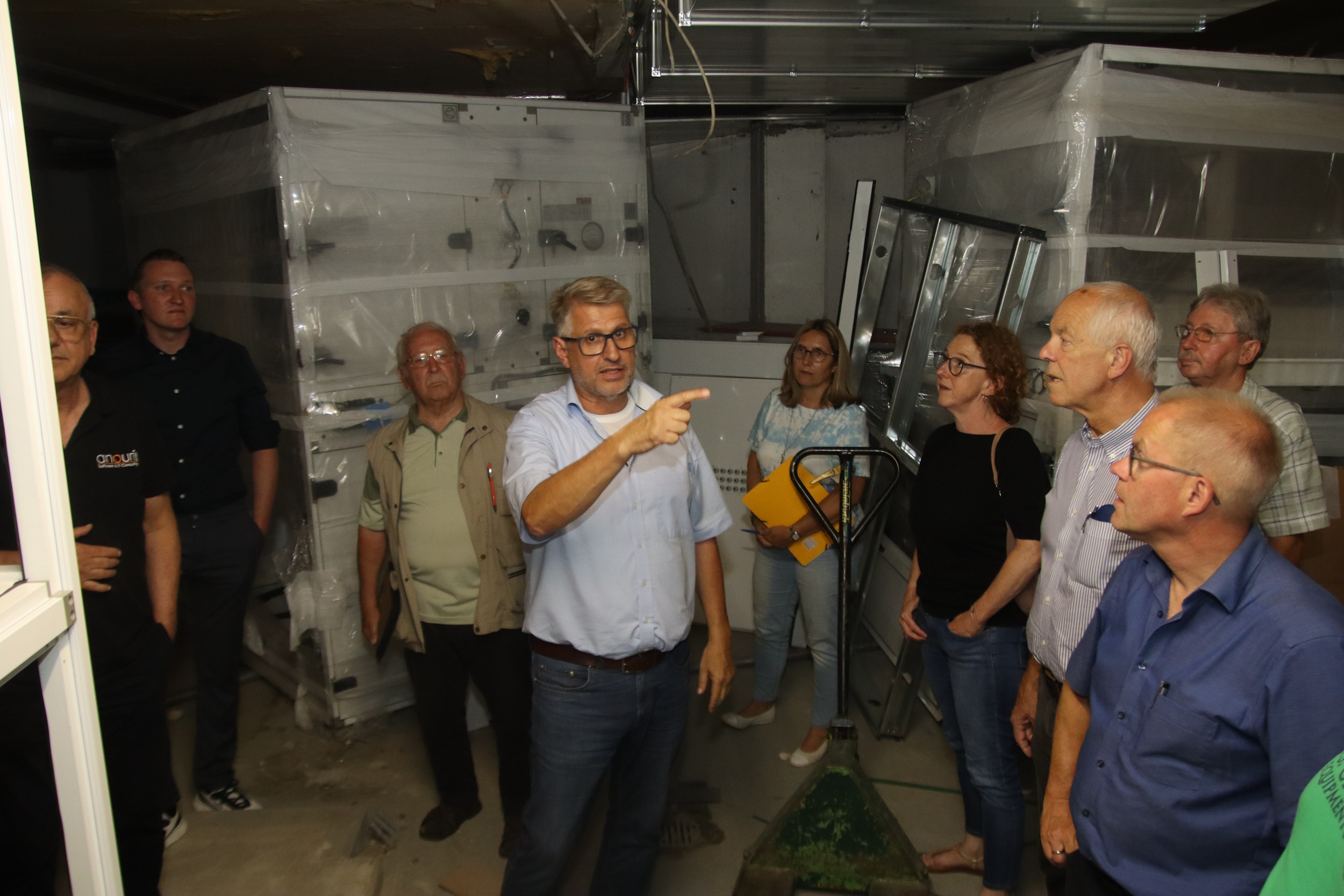 9 Personen im Technikraum des Hallenbades Gelnhausen